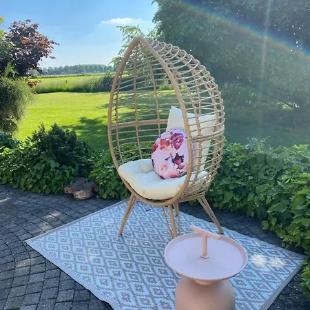 Holiday home In Paradijselijke Sfeer Met Privemeertje